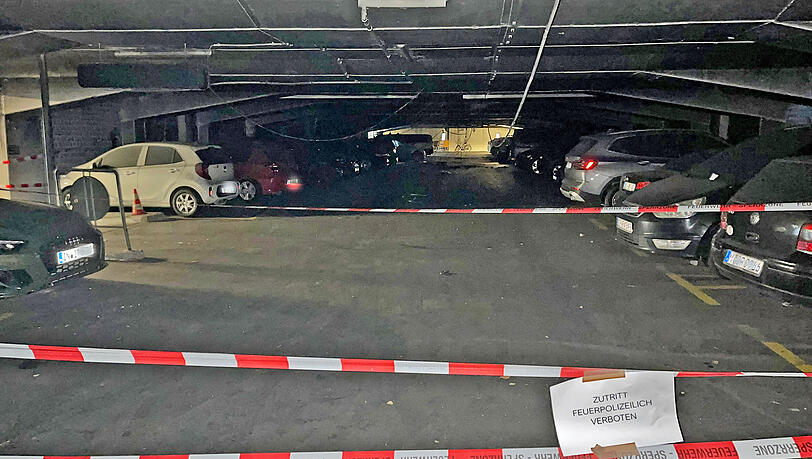 Der Bereich im ersten Obergeschoss des Schwabinger Parkhauses ist nach dem Brand mit Flatterband abgesperrt. Der Bereich im ersten Obergeschoss des Schwabinger Parkhauses ist nach dem Brand mit Flatterband abgesperrt.