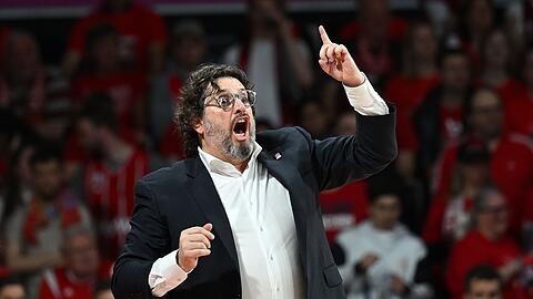 Bayerns Trainer Andrea Trinchieri gestikuliert an der Seitenlinie.
