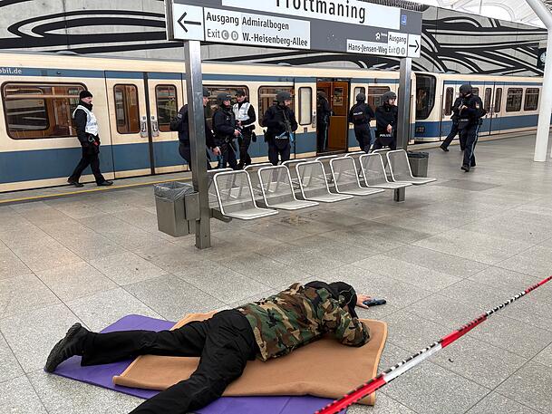 Der Angreifer liegt getroffen am Boden, in der linken Hand hält er noch immer die Pistole fest. Der Angreifer liegt getroffen am Boden, in der linken Hand hält er noch immer die Pistole fest.