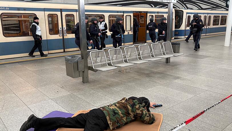 Der Angreifer liegt getroffen am Boden, in der linken Hand hält er noch immer die Pistole fest. Der Angreifer liegt getroffen am Boden, in der linken Hand hält er noch immer die Pistole fest.