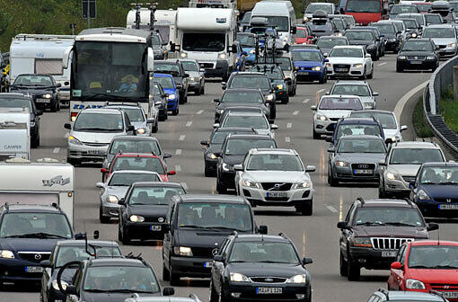 Bekanntes Bild auf deutschen Straßen: Auch am kommenden Wochenende warnt der ADAC vor erheblichen Verkehrsbehinderungen.