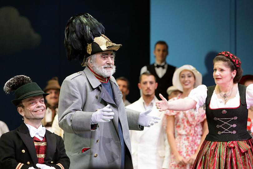 Maximilian Schell erscheint als Kaiser auf der Bühne des Deutschen Theaters in Fröttmaning.