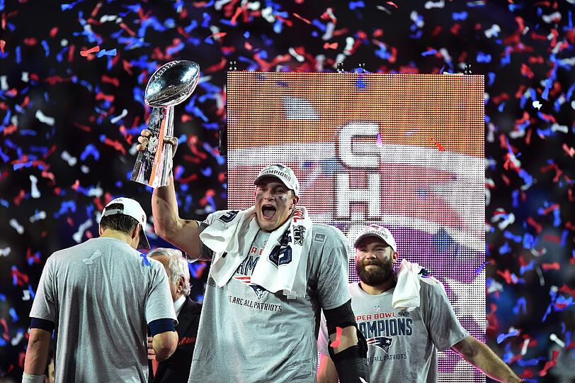 Tight End Rob Gronkowski (m.) mit der begehrten Trophäe.