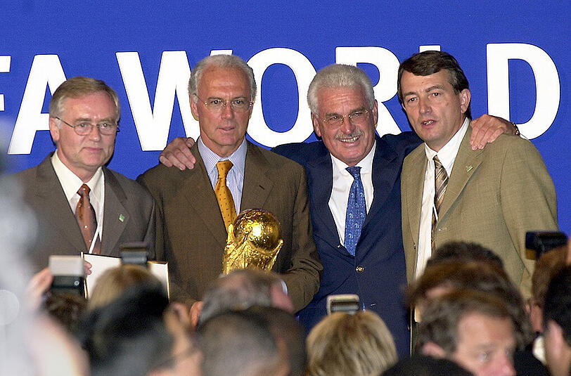 Die Mitglieder des DFB-Bewerbungskommitees für die Fußball-WM 2006 (v.l.n.r.): Horst R. Schmidt (Generalsekretär), Franz Beckenbauer (Bewerbungschef), Fedor Radmann (Koordinator) und DFB-Mediendirektor Wolfgang Niersbach.