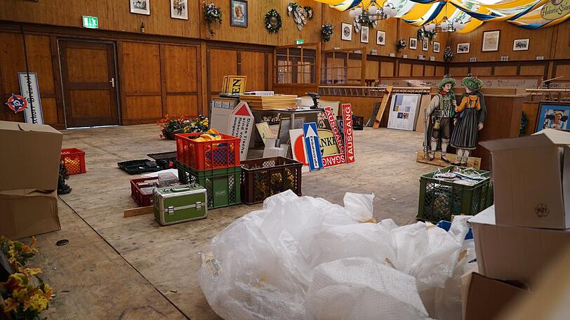 Bereits am Tag nach dem Wiesn-Kehraus haben die Abbau- und Aufräumarbeiten auf dem Oktoberfestgelände begonnen.