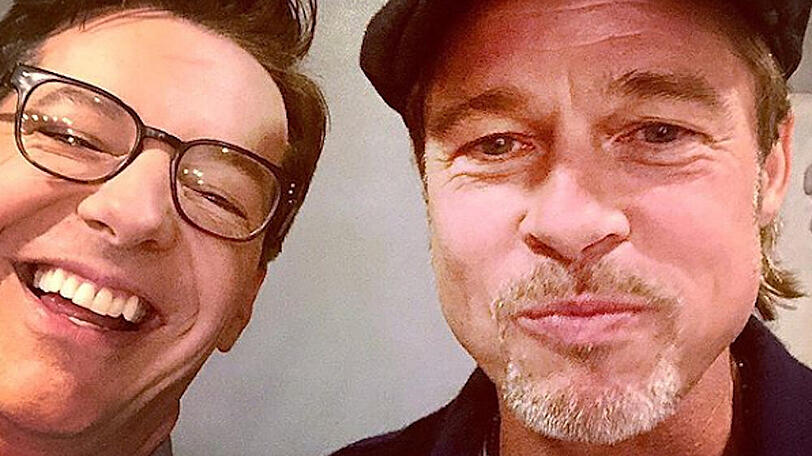 Sean Hayes scheint das Foto sehr lustig zu finden - und Brad Pitt (r.)?