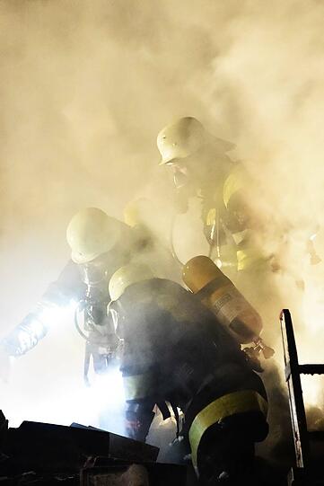 Der Holzschuppen stand komplett in Flammen. Die Bilder vom Einsatz!