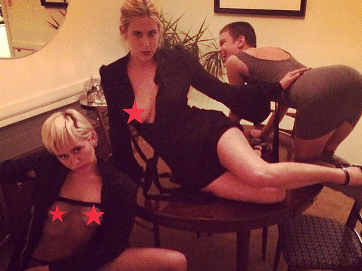 Miley Cyrus, Scout Willis, Tallulah Willis (v.l.n.r.) und Pablo