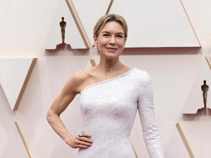 Schlicht und elegant in Weiß Renée Zellweger trug ein bodenlanges Kleid von Armani.