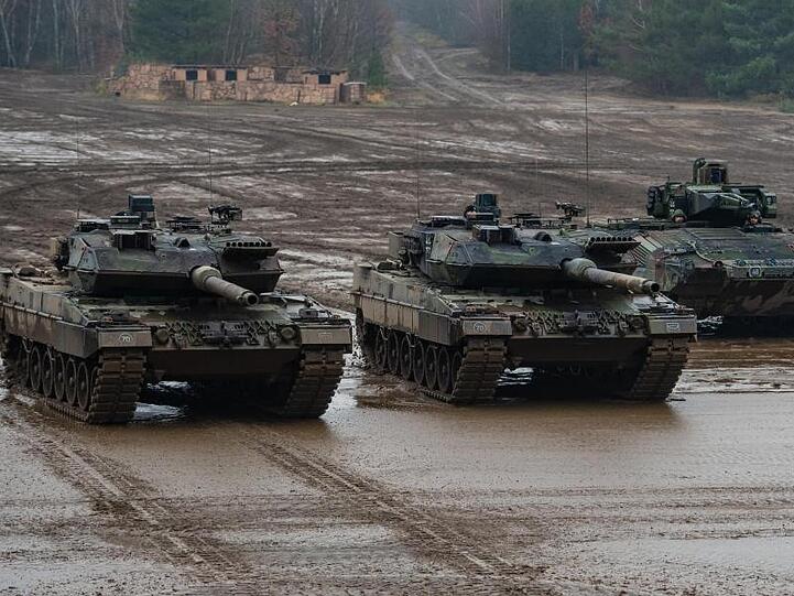 Kampfpanzer der Bundeswehr, vom Typ Leopard 2A6 und ein Schützenpanzer vom Typ Puma bei einer Übung in Munster.
