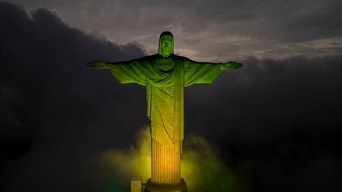 Die Christus-Erlöser-Statue ist in den Farben der brasilianischen Nationalflagge beleuchtet, um die verstorbene Fußballlegende Pelé zu ehren.