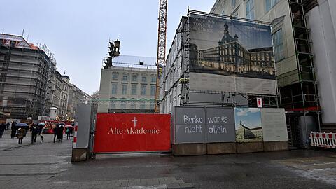 Stecken Millionenkredite der Stadtsparkasse München in Projekten von René Benkos inzwischen insolventer Signa? Die Alte Akademie in der Fußgängerzone hat die Signa 2013 vom Freistaat gekauft. Seit November ist Umbaustopp, nur noch Sicherungsarbeiten werden gemacht.