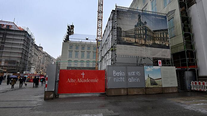 Stecken Millionenkredite der Stadtsparkasse München in Projekten von René Benkos inzwischen insolventer Signa? Die Alte Akademie in der Fußgängerzone hat die Signa 2013 vom Freistaat gekauft. Seit November ist Umbaustopp, nur noch Sicherungsarbeiten werden gemacht.