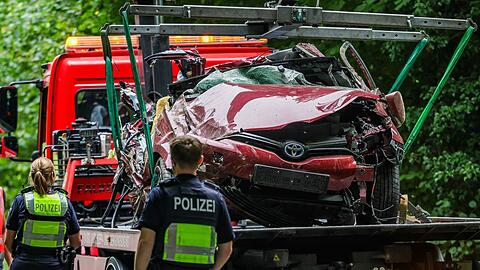 Der 16-jährige Fahrer war in einer Kurve von der Fahrbahn abgekommen und gegen einen Baum geprallt. Wie genau es dazu kommen konnte, wird jetzt untersucht.