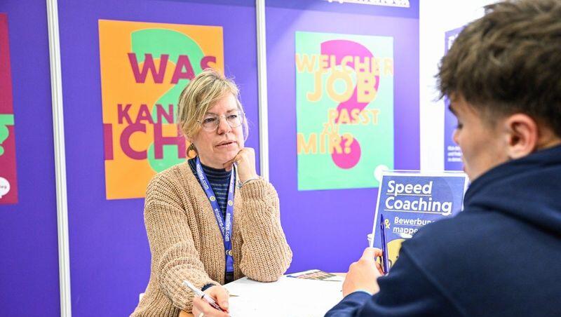 Dieses Jahr gibt es auf der Messe ein ganz besonderes Angebot: In der Coaching Area finden am Messesamstag kostenlose Kurzberatungen zu Themen wie Berufsorientierung, Gap Year im Ausland und Studienfinanzierung statt. Dieses Jahr gibt es auf der Messe ein ganz besonderes Angebot: In der Coaching Area finden am Messesamstag kostenlose Kurzberatungen zu Themen wie Berufsorientierung, Gap Year im Ausland und Studienfinanzierung statt.