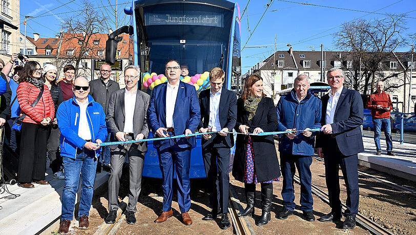 v.l.: Martin Sch&ouml;neseiffen (Projektleiter Tram-Westtangente SWM), Mobilit&auml;tsreferent Georg Dunkel, MVG-Chef Ingo Wortmann, 2. B&uuml;rgermeister Dominik Krause, 3. B&uuml;rgermeisterin Verena Dietl, BA-Vorsitzender Josef M&ouml;gele und Alex Indra (Leitung Gro&szlig;projekte Mobilit&auml;t SWM) vor der geschm&uuml;ckten Tram 14.