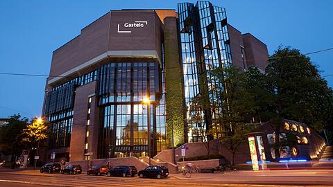 Wie eine Burg erhebt sich der Gasteig in bester M&uuml;nchner Lage. Es sollte also bald etwas geschehen, um das riesige Kulturzentrum wieder rundum bespielen und nutzen zu k&ouml;nnen.