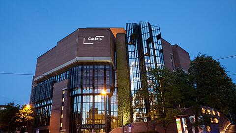 Wie eine Burg erhebt sich der Gasteig in bester M&uuml;nchner Lage. Es sollte also bald etwas geschehen, um das riesige Kulturzentrum wieder rundum bespielen und nutzen zu k&ouml;nnen.