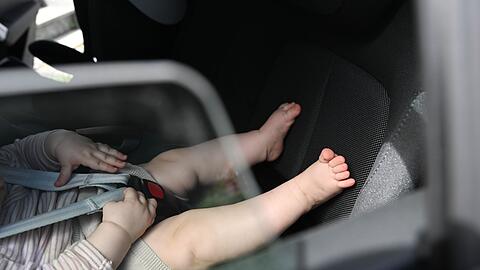 Ein S&auml;ugling wurde in Hamminkeln aus einem &uuml;berhitzten Auto gerettet. (Symbolbild)