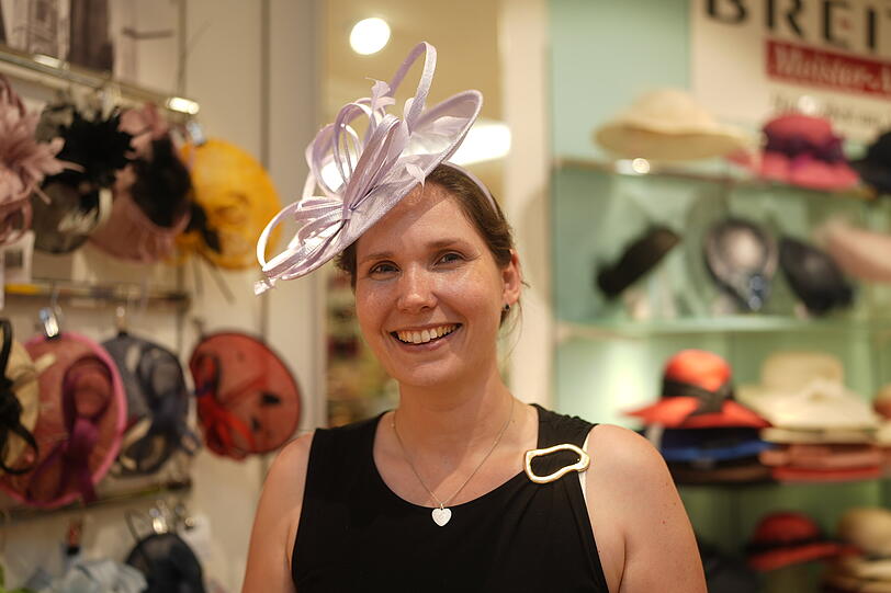 Kein UV-Schutz, aber dafür schick für elegante Anlässe: der Fascinator, befestigt mit Haarreif. "Da geht mir das Herz auf", sagt Angela Breiter, die zuletzt beim Hamburger Derby mit einem ähnlichen Hutmodell zu sehen gewesen ist. "Da laufen alle so rum", sagt Breiter. Kein UV-Schutz, aber dafür schick für elegante Anlässe: der Fascinator, befestigt mit Haarreif. "Da geht mir das Herz auf", sagt Angela Breiter, die zuletzt beim Hamburger Derby mit einem ähnlichen Hutmodell zu sehen gewesen ist. "Da laufen alle so rum", sagt Breiter.