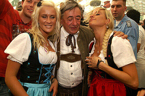 Da fühlt sich Baulöwe Richard "Mörtel" Lugner wohl: Zwei hübsche Dirndl-Trägerinnen an seiner Seite.