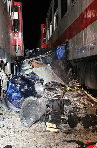 Bahnübergang Salmas bei Oberstaufen: Ein Partyzug war in eine Unfallstelle gekracht. Die Bilder vom Rettungseinsatz.