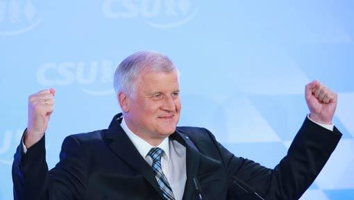 Horst Seehofer bejubelt das Wahlergebnis. Er hat seine CSU zurück zur absoluten Mehrheitgeführt. Horst Seehofer bejubelt das Wahlergebnis. Er hat seine CSU zurück zur absoluten Mehrheitgeführt.