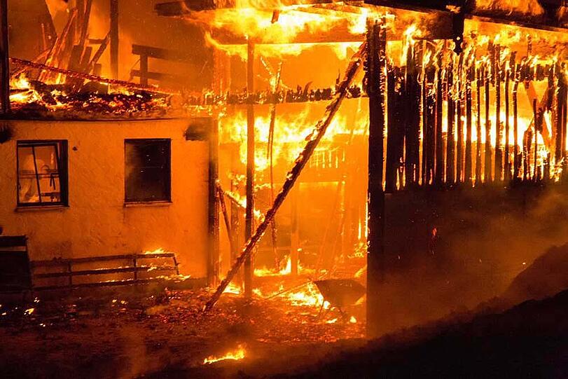 Die Bilder vom Stallbrand in Taching am See.