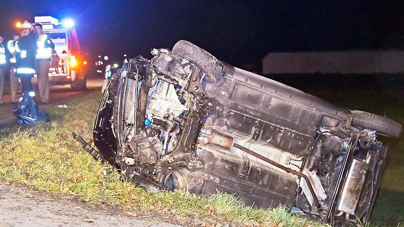 Bilder vom Verkehrsunfall in Giesebach: Das Auto prallte zunächst gegen einen Baum und überschlug sich anschließend.
