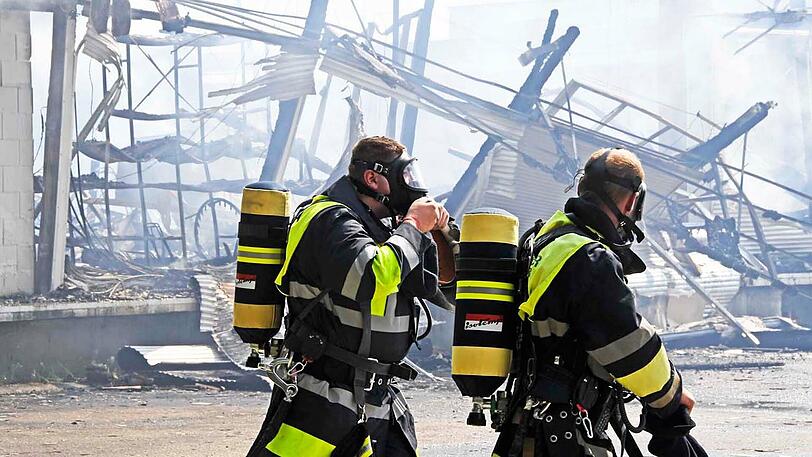 Die Lagerhalle in Markt Indersdorf ist komplett abgebrannt - wie es zu dem Feuer kam, ist aktuell noch unklar. Die Bilder vom Feuerwehreinsatz.