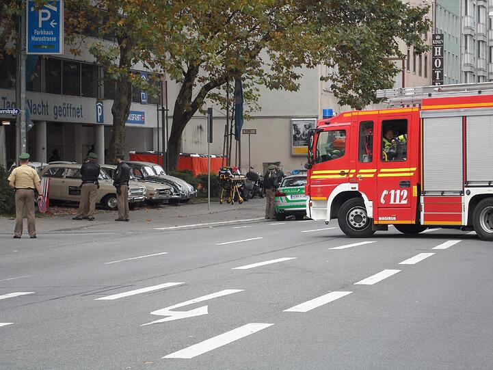 Vor dem Parkhaus steht schon eine Trage bereit.