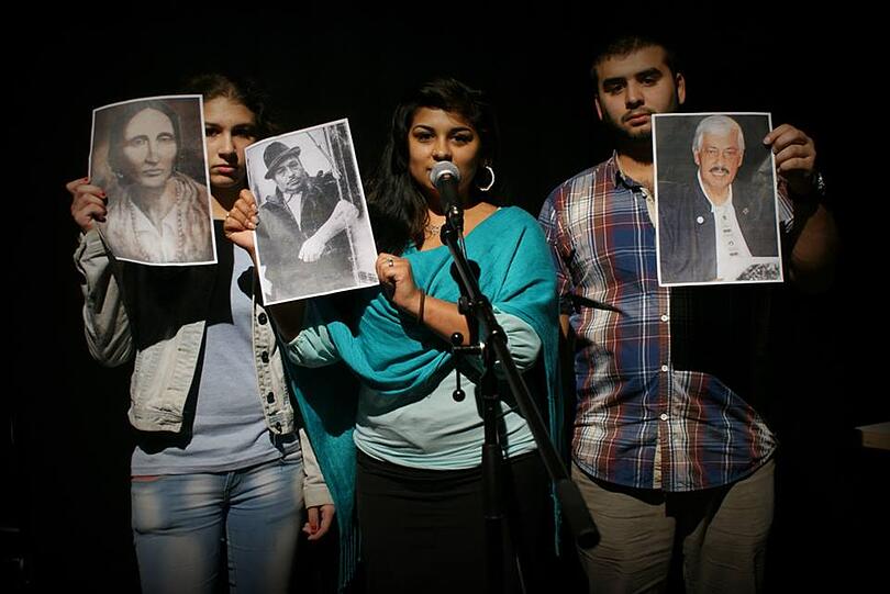 Sinti und Roma zeigen bei einem Theaterstück ihre gemalten Bilder.