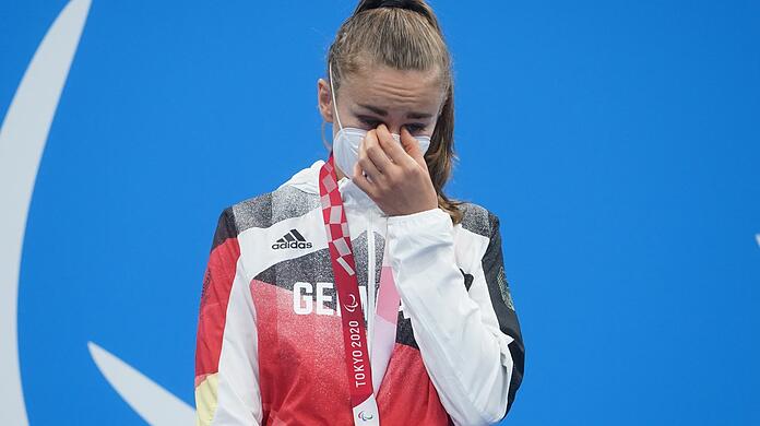 Para-Schwimmen, Frauen, Siegerehrung , 100 m Brust, im Tokyo Aquatics Centre. Elena Krawzow (Deutschland) jubelt über ihre Goldmedaille.