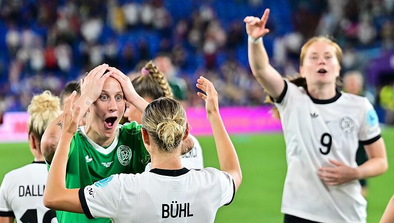 Unfassbare Freude bei Torhüterin Ann-Katrin Berger (l).