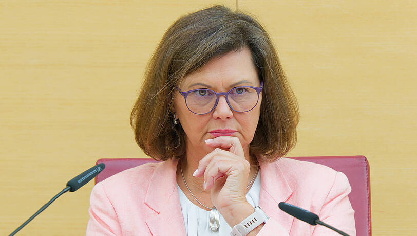 Ilse Aigner (CSU) ist die bayerische Landtagspräsidentin. Wegen einer Provokation musste sie der Oppositionsführerin Katrin Ebner-Steiner (AfD) das Mikro abdrehen.