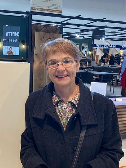 Annegret L. möchte schauen, was es so Neues auf der Messe gibt.