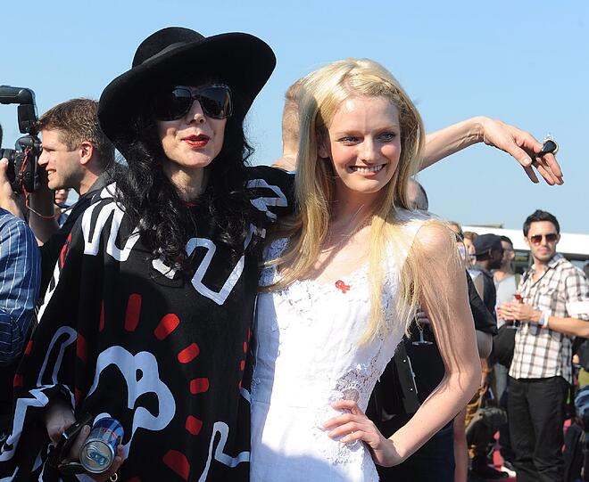 US-Model Lydia Hearst (r.) freut sich mit Veranstalterin Susanne Bartsch.