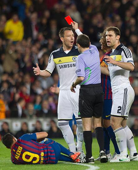 John Terry (31): Der Kapitän, Bruder im Geiste von Lampard, ebenfalls Chelsea-Inventar. Jedoch unberechenbar. Siehe Dienstag. Er schwächte sein Team durch einen dämlichen Tritt mit den Knie in den Rücken von Sanchez und sah Rot (37.). Terry fehlt in München gesperrt &ndash; wie Meireles, Ramires, Ivanovic.