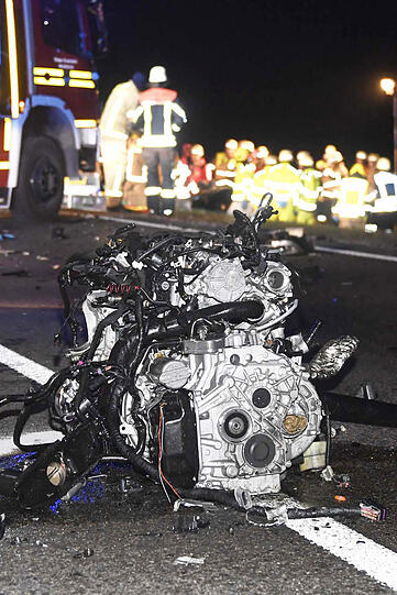 Schwerer Unfall auf der B471 bei Garching - zwei Menschen sterben. Die Bilder von der Unfallstelle.