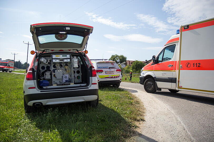 Bei einem Unfall an einer Kreuzung in Weildorf ist am Freitag eine Person schwer verletzt worden. Ein Mercedes-Fahrer hatte einen Skoda übersehen - es kam zum Zusammenstoß.