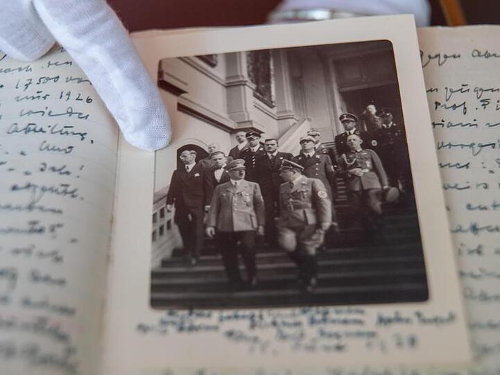 Auf einem historischen Foto ist Hans Posse (l) abgebildet, wie er im Juni 1938 mit Adolf Hitler (M) durch die Dresdner Gemäldegalerie geht. Das Foto befindet sich mit Posses Tagebüchern im Germanischen Nationalmuseum in Nürnberg.
