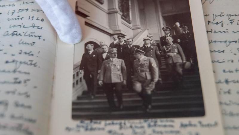 Auf einem historischen Foto ist Hans Posse (l) abgebildet, wie er im Juni 1938 mit Adolf Hitler (M) durch die Dresdner Gemäldegalerie geht. Das Foto befindet sich mit Posses Tagebüchern im Germanischen Nationalmuseum in Nürnberg. Auf einem historischen Foto ist Hans Posse (l) abgebildet, wie er im Juni 1938 mit Adolf Hitler (M) durch die Dresdner Gemäldegalerie geht. Das Foto befindet sich mit Posses Tagebüchern im Germanischen Nationalmuseum in Nürnberg.