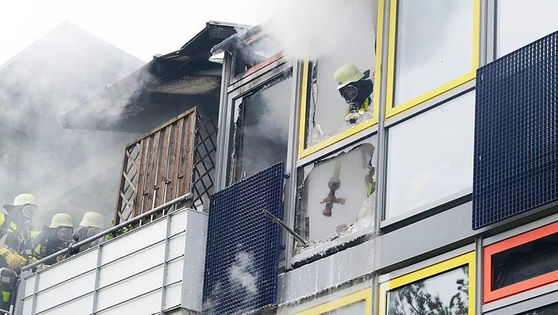 Feuerwehrleute beim Löschen im Obergeschoss eines Einfamilienhauses in Riem. Feuerwehrleute beim Löschen im Obergeschoss eines Einfamilienhauses in Riem.