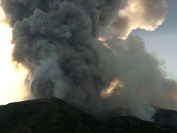 Ein heftiger Ausbruch des Vulkans Stromboli in Italien hat einen Menschen das Leben gekostet.