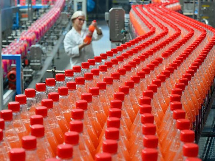 In einer Getränkefabrik wird Limonade abgefüllt.