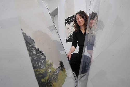Filigrane Schönheit: Eva Pietzcker mit ein- und mehrfarbigen Drucken in der Nürnberger Galerie Defet.