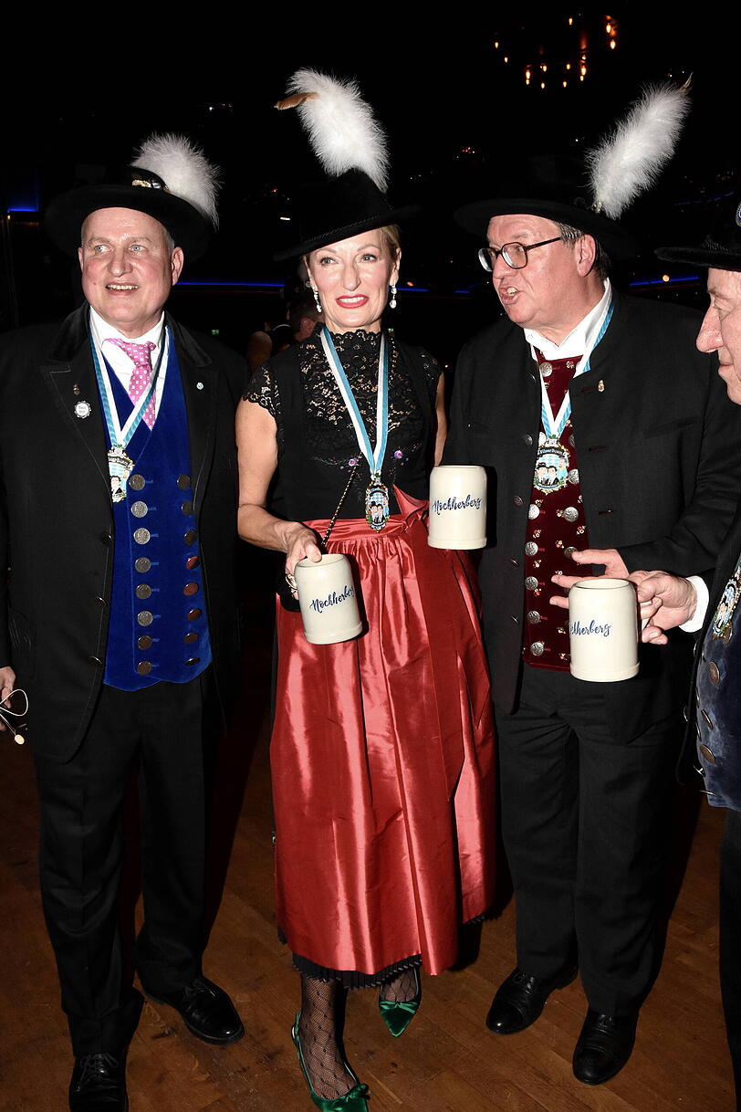 Filserpräsident Christian Schottenhamel, Ehren-Filserin Monika Gruber und Kabarettist Helmut Schleich.