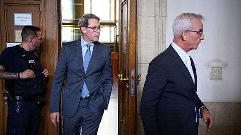 "Es nimmt mich emotional sehr mit, hier heute zu sitzen", sagte der fr&uuml;here Bundesverkehrsminister Andreas Scheuer (CSU) vor Gericht.