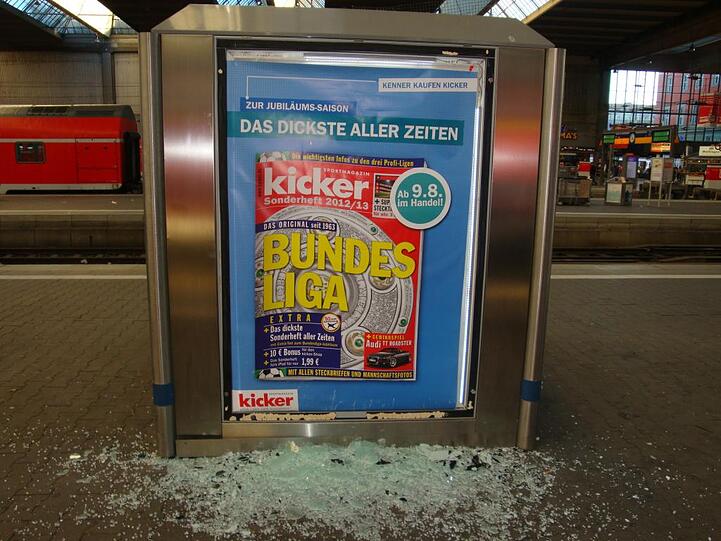 Weil er seinen Zug verpasst hat, lässt ein junger Mann (21) seine Wut an der Glasscheibe einer Werbetafel am Hauptbahnhof aus. Die Bundespolizei fasst den Täter.
