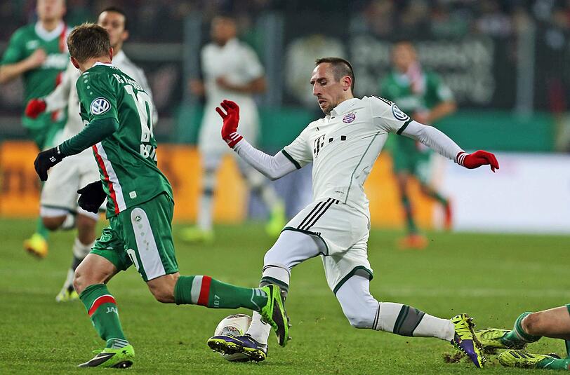 Kaum wieder am Ball, da gibt es auch schon wieder auf die Socken: Bayerns Franck Ribéry.